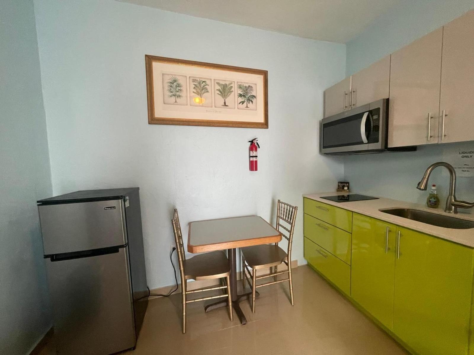 Private Near Beach-full Bath, Kitchenette, Sleeps 2, Unit 5 * San Juan