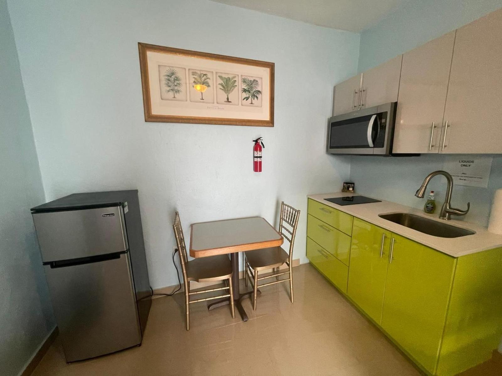 Private Near Beach-full Bath, Kitchenette, Sleeps 2, Unit 5 Apartment San Juan