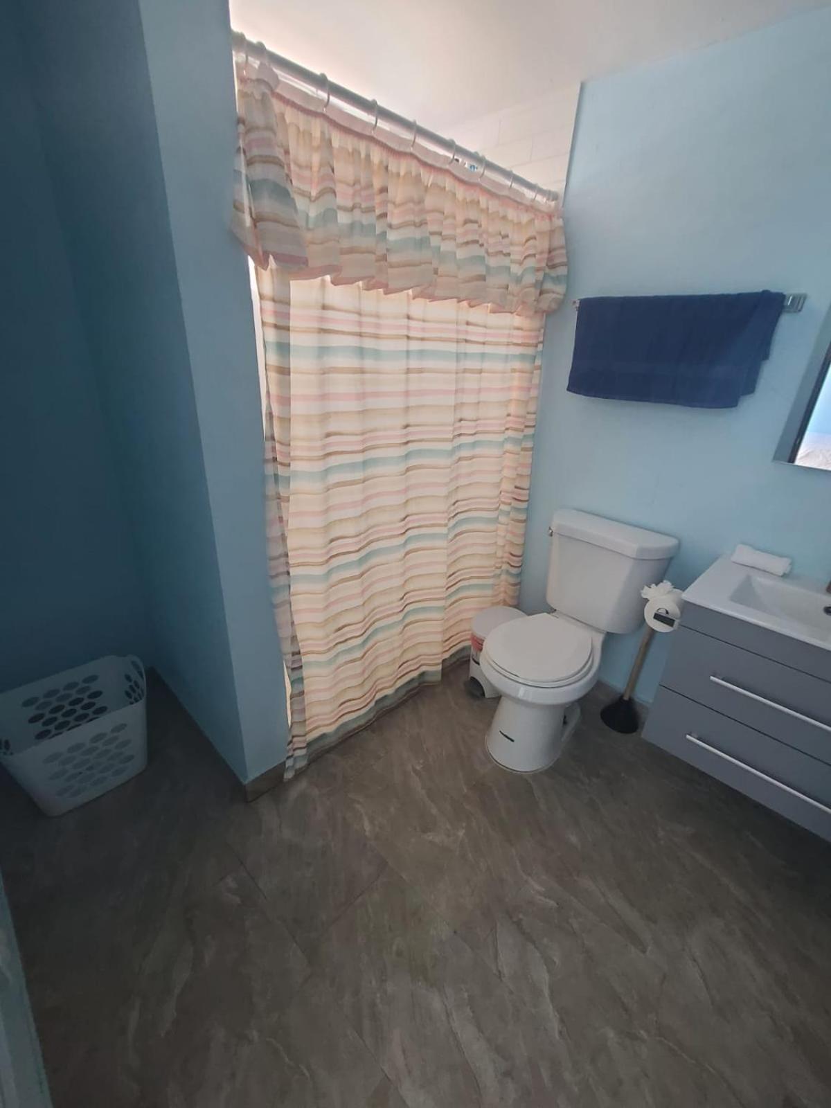 Private Near Beach-full Bath, Kitchenette, Sleeps 2, Unit 5 Apartment San Juan