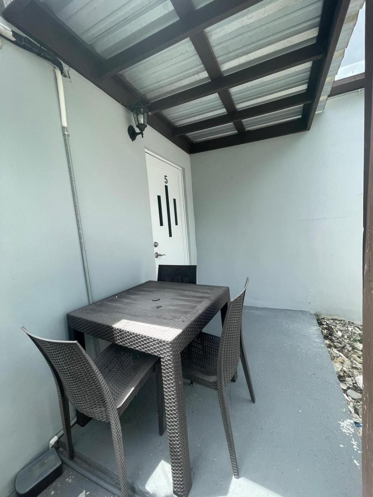 Private Near Beach-full Bath, Kitchenette, Sleeps 2, Unit 5 *